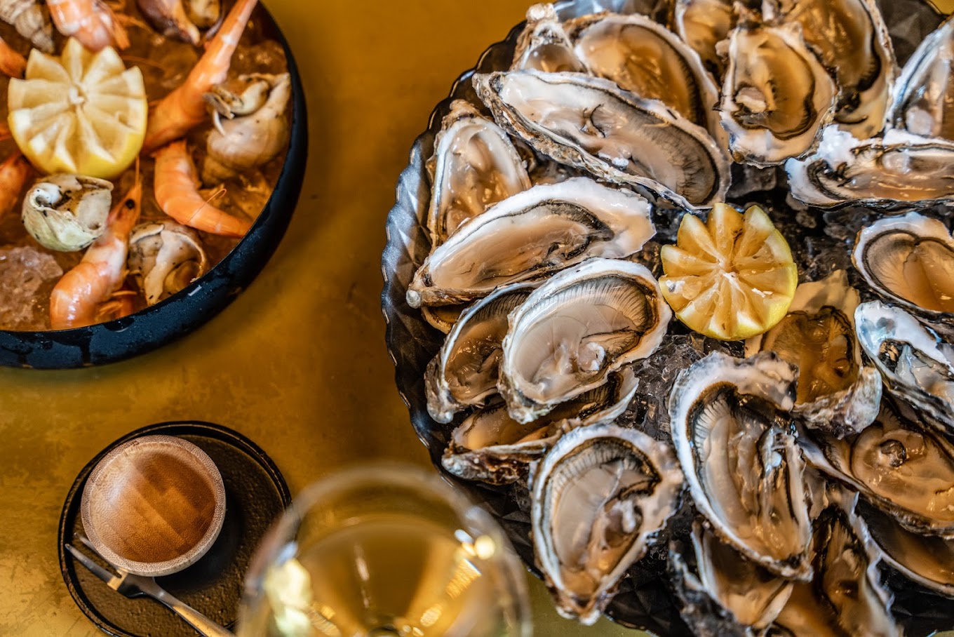 Assiette d'huitre fraiches prête à être deguster accompagné de vin blanc délicieux dans restaurant à Serre Chevalier 