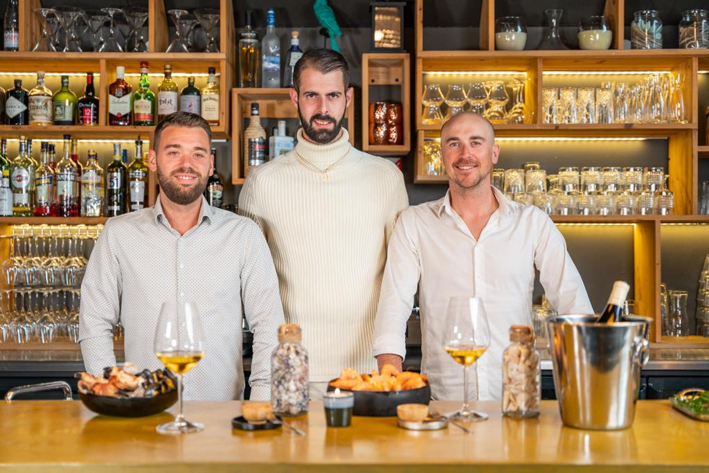 L'équipe du Bar Serre Chevalier La Coquille, un bar festif, dansant avec des concerts. Un éclairage chaleureux, large sélection de boissons pour profiter de l'ambiance conviviale