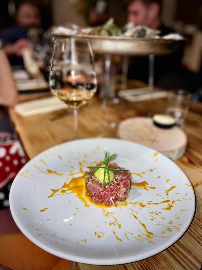 Magnifique assiette à partager autour de la terre, de aliments nobles comme du jambon ibérique 32 mois d'affinage accompagné de cocktails fantastique sur le Rooftop Restaurant Serre Chevalier