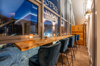 Magnifique salle du restaurant La Coquille à Serre Chevalier Chantemerle avec tres belle vue sur la place du télépherique 