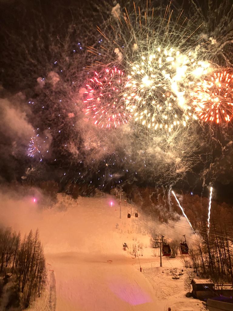 Profitez des feu d'artifice et des descentes aux flambeaux depuis notre terasse Rooftop au plus prés de la piste. Le meilleur spot pour admirer le spectacle autour d'un verre à Serre Chevalier